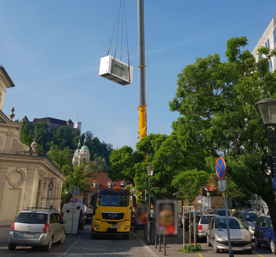 Dvig hladilnega agregata z&nbsp;avtodvigalom v&nbsp;Mali ulici, v&nbsp;ozadju Ljubljanski grad