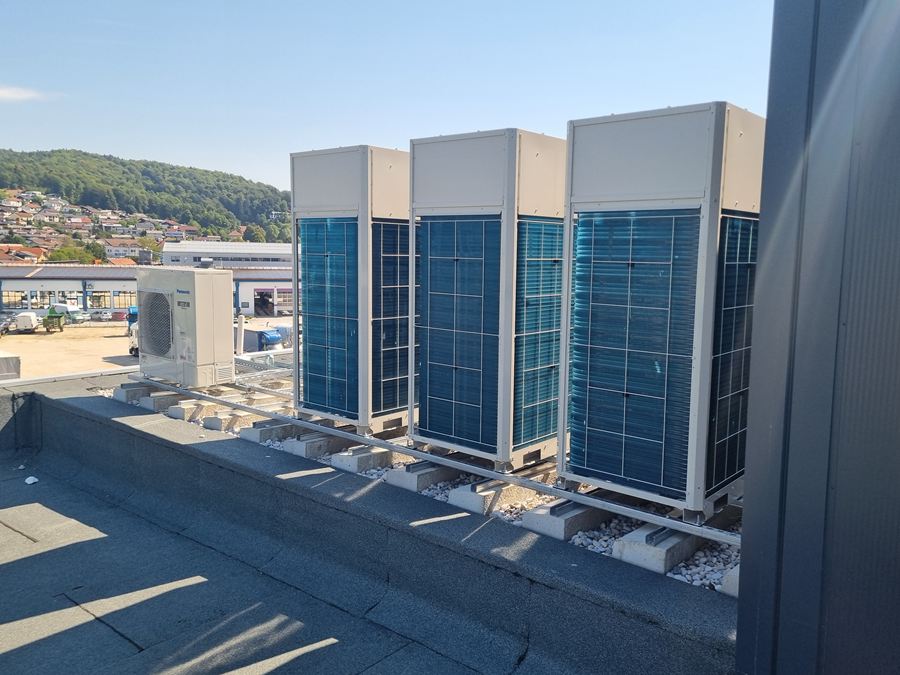 Zunanje enote sistema VRF na strehi objekta