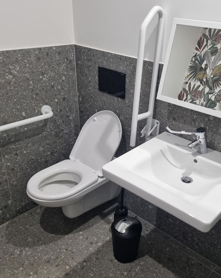 Sanitarije, prilagojene gibalno oviranim, z držali in keramiko